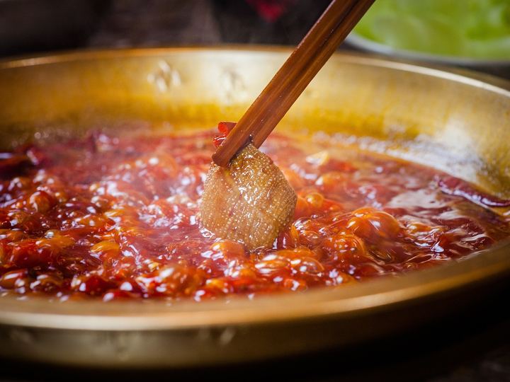 Foto ilustrasi hot pot setengah original, setengah sukiyaki