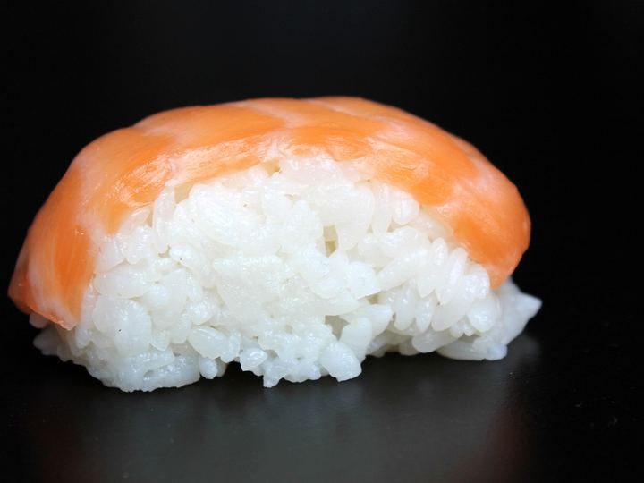 Foto ilustrasi salmon nigiri & grilled gindara